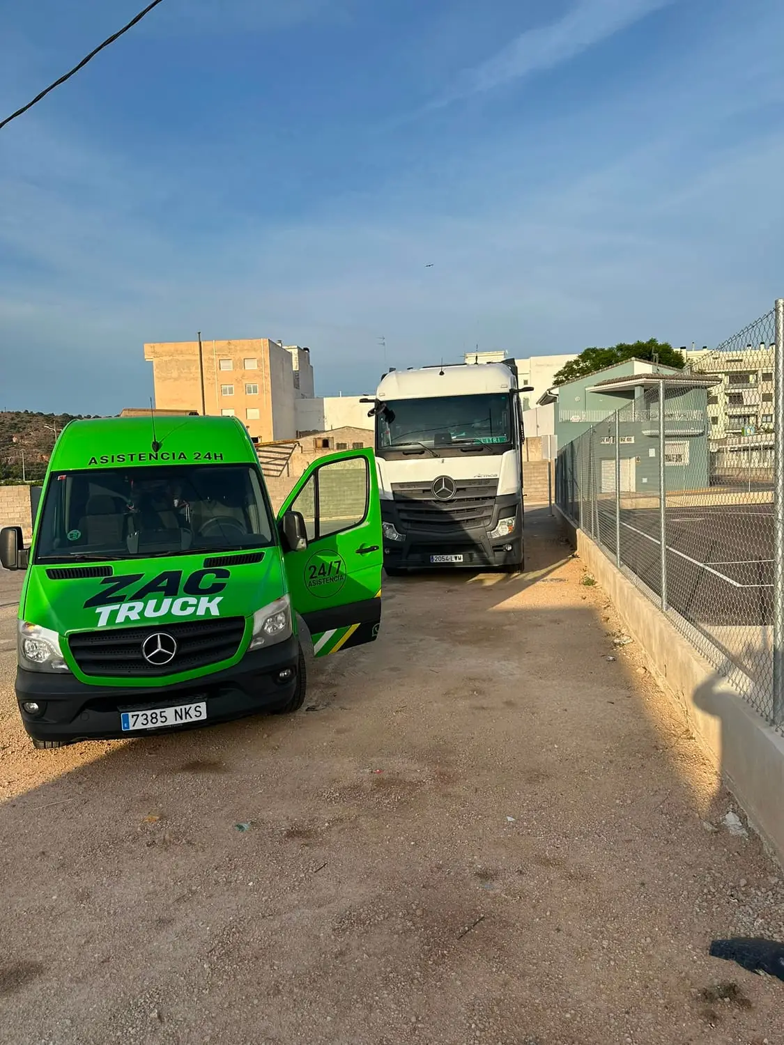 ZAC TRUCK mobile workshop assisting a Mercedes Actros truck